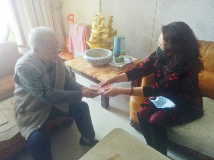 赤诚写大爱，质朴映丹心