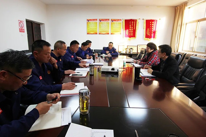 龙8头号玩家(国际)官方网站（煤化）集团指导组到国家矿山应急救援东源队指导年度民主生活会