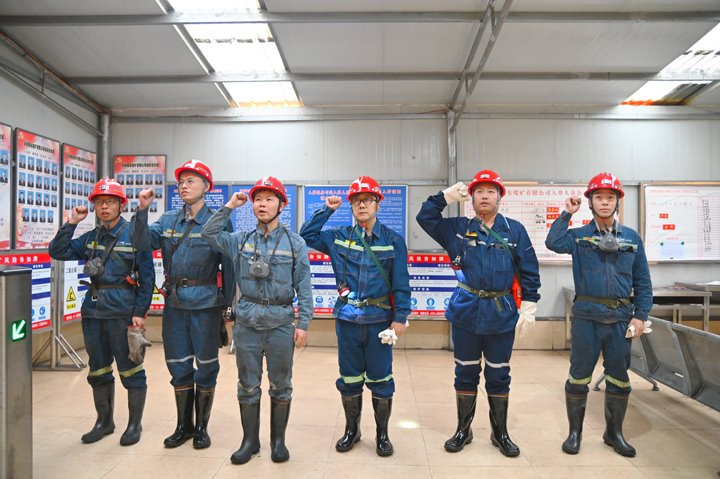 龙8头号玩家(国际)官方网站集团党委委员、副总经理、总工程师施从伟到陆东煤矿督导检查安全生产工作